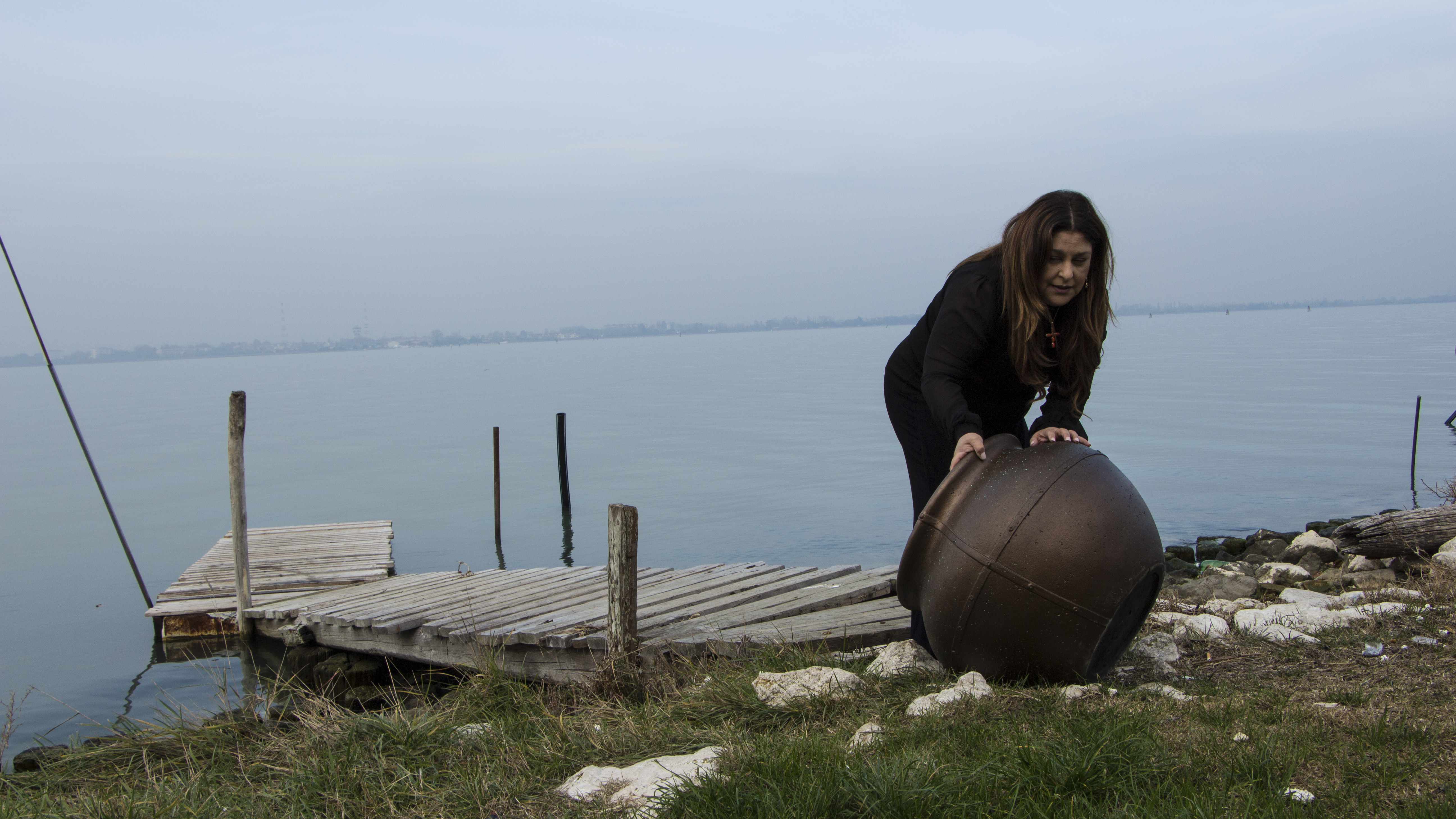Venecia: Nina Dotti cerró La Bienal con el performance “Despójate”
