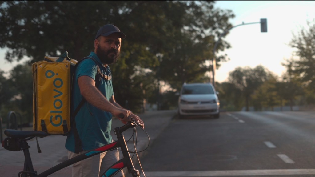 Un repartidor por las calles de Madrid