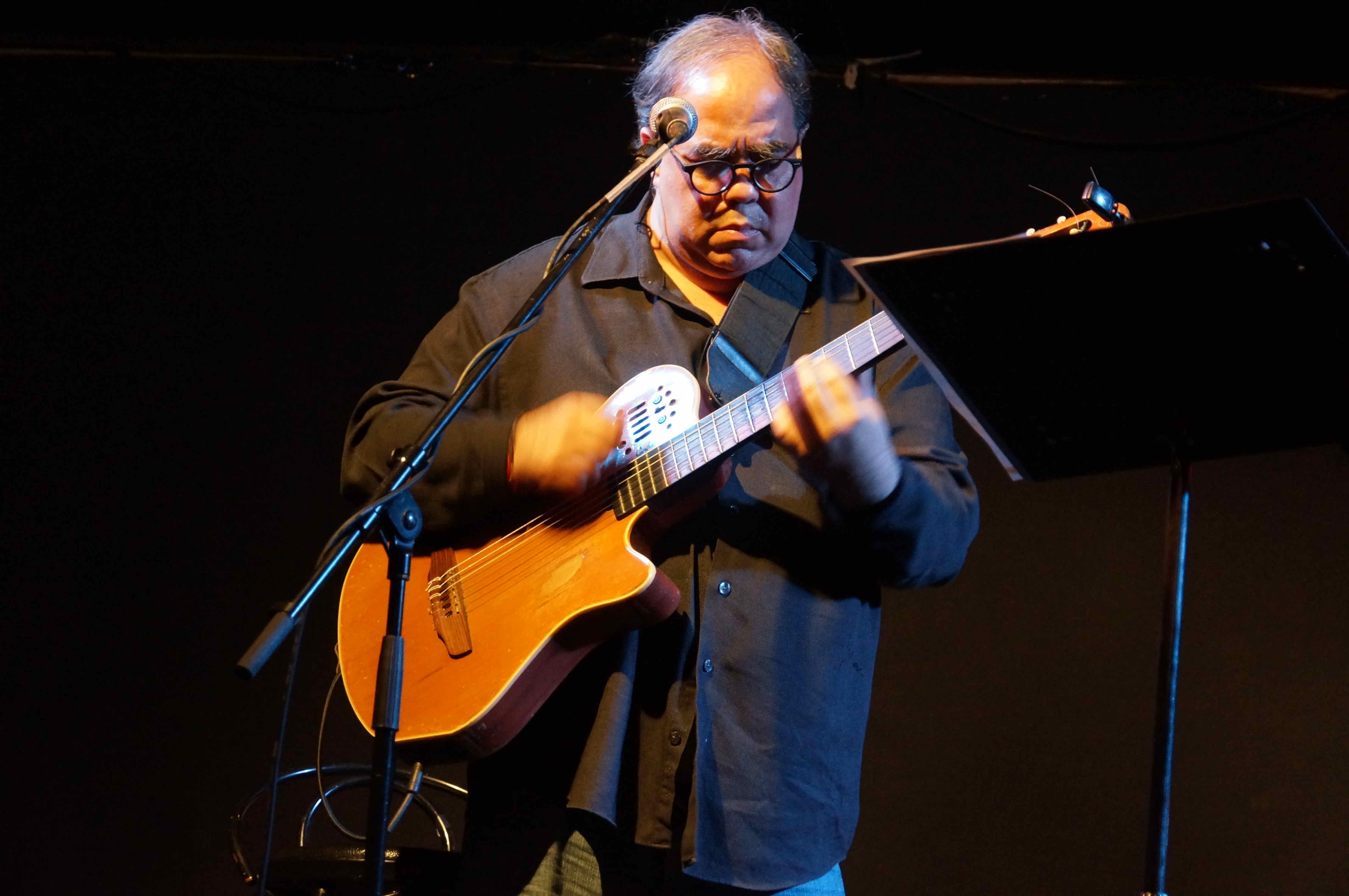 Aquiles Báez cantó entre amigos y añoranza